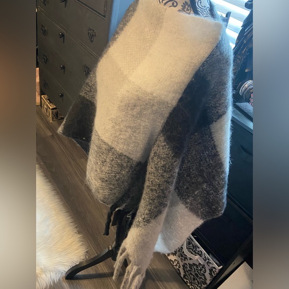 NWT Janice Apparel Poncho-One Size - Picture 7 of 11